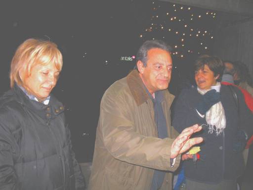 Il sindaco Prencipe tra la signora Buzzoni e l'assessore L'Altrelli al tavolo dei panettoni, sullo sfondo l'albero di Natale