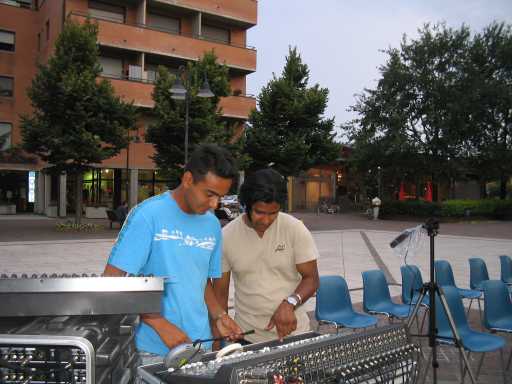 Shabbar e Randeer al mixer fanno ascoltare musica indiana