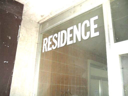 La vetrata con la vecchia scritta 'Residence'